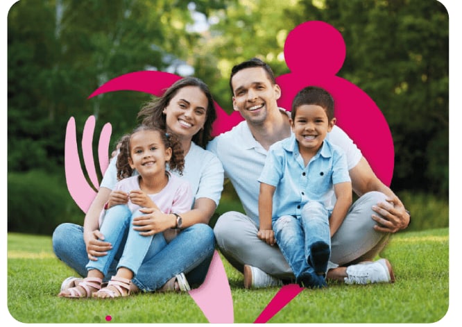 Família sentada na grama de um parque, em ação do Instituto Guarida.