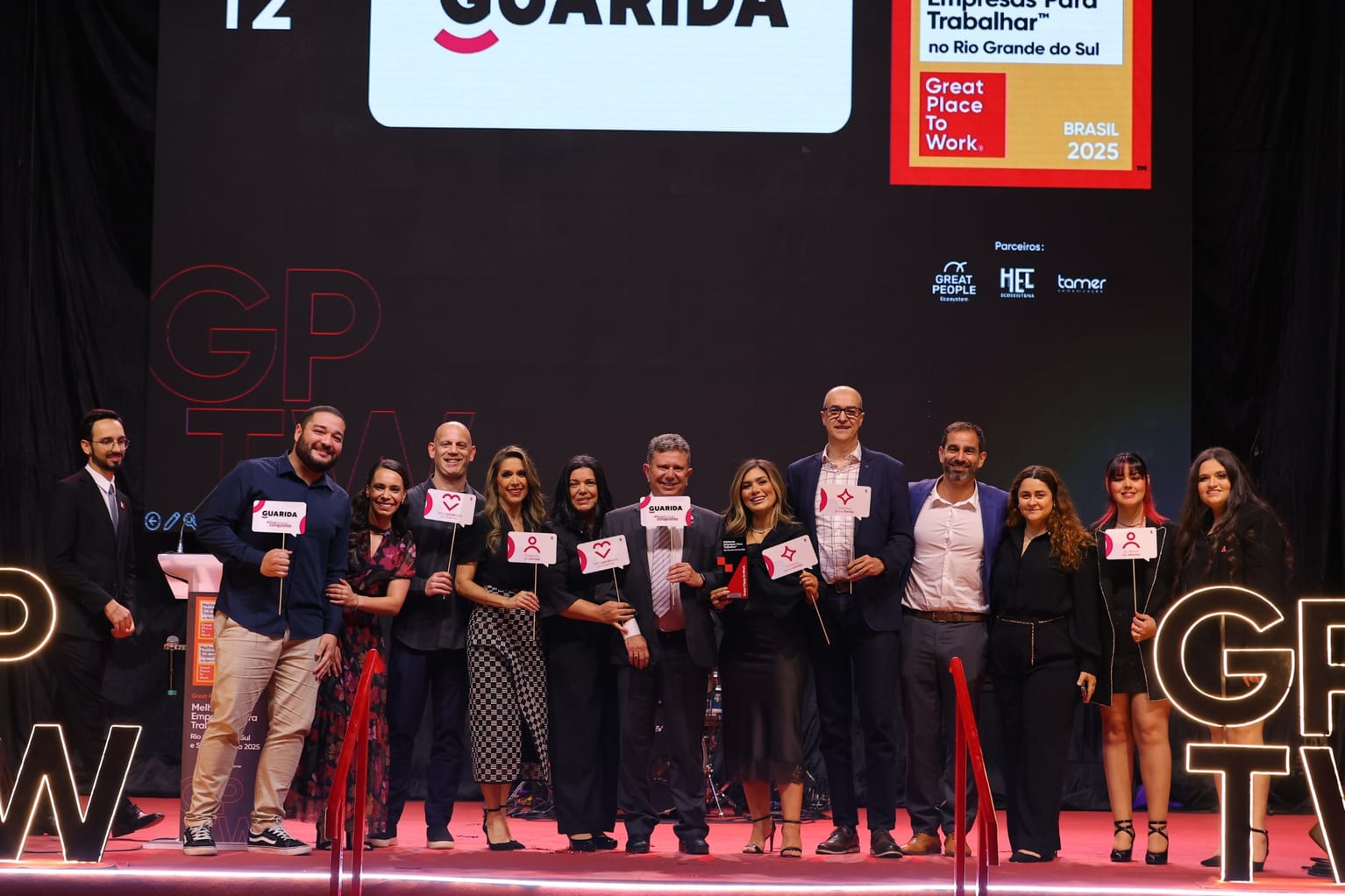 Colaboradores da Guarida no palco da premiação Great Place to Work Rio Grande do Sul 2025.