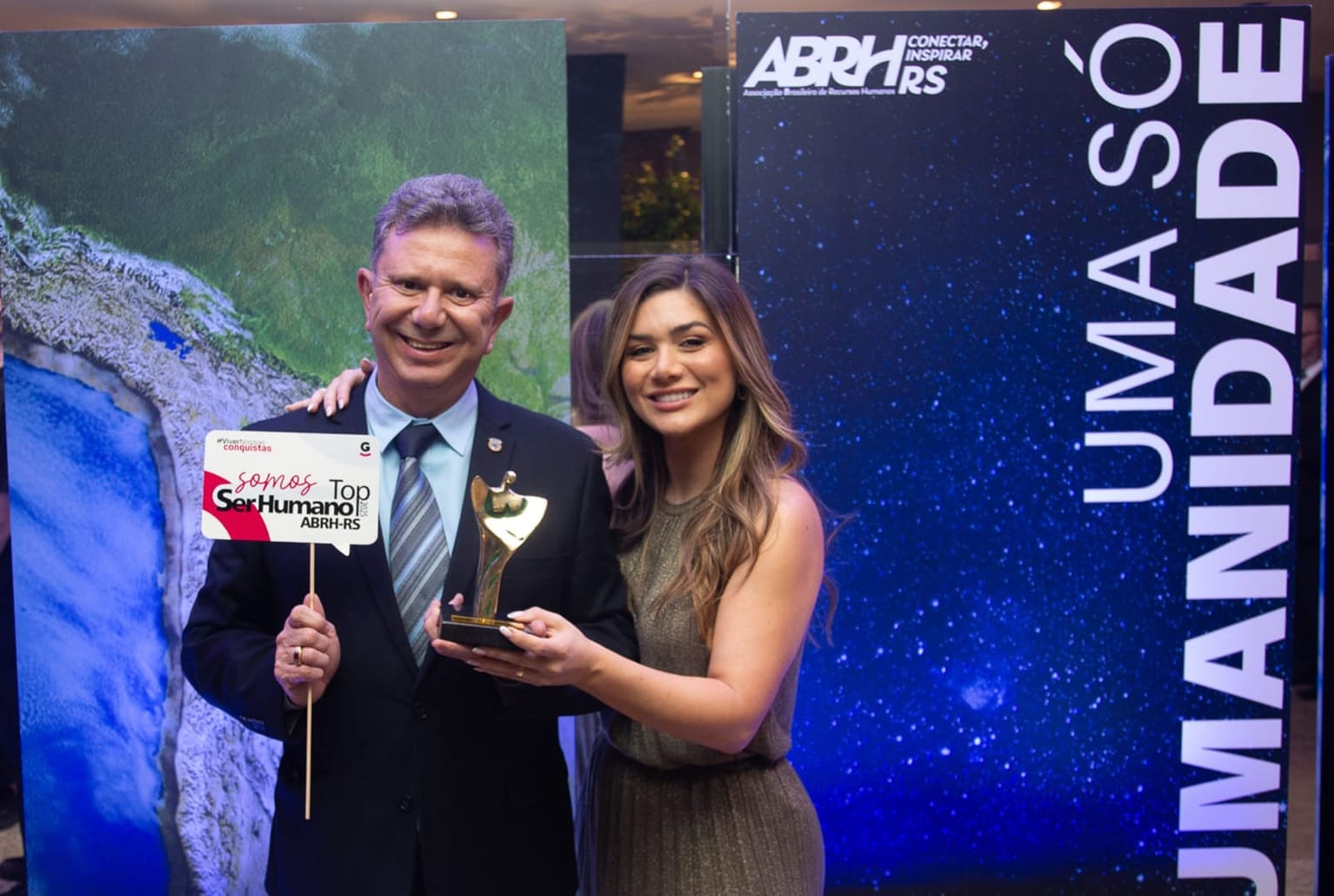 Representantes da Guarida com o troféu e a placa do Top Ser Humano da ABRH-RS 2025.